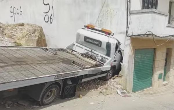 شاحنة "ديباناج" تخترق جدار منزل وتقتل مواطناً بتطوان (صور)